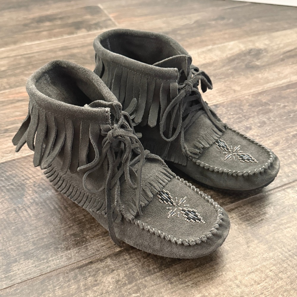 Manitobah Mukluks Harvester Beaded Fringe Leather Vibram Moccasins,Gray,9W/7M